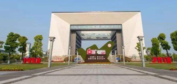 大學(xué)校志：校名、校標(biāo)、校訓(xùn)、?；?、校旗、校歌