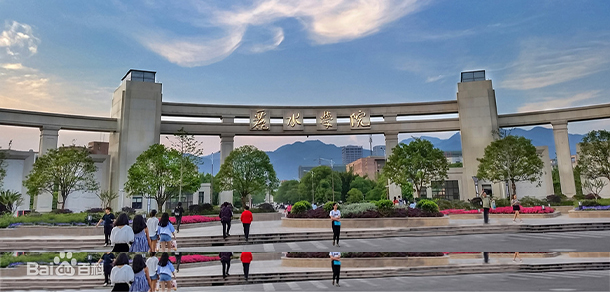 大學(xué)校志：校名、校標(biāo)、校訓(xùn)、?；?、校旗、校歌