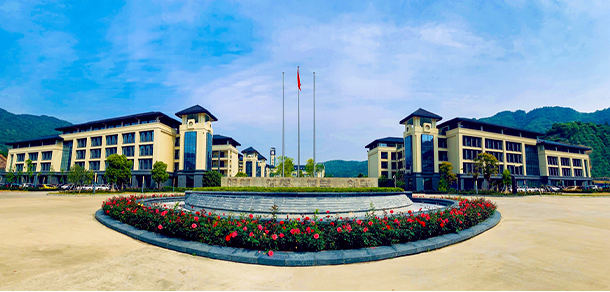 大學(xué)校志：校名、校標(biāo)、校訓(xùn)、?；?、校旗、校歌