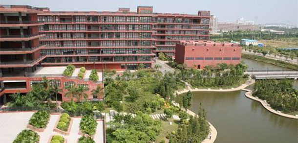 大學(xué)校志：校名、校標(biāo)、校訓(xùn)、?；?、校旗、校歌