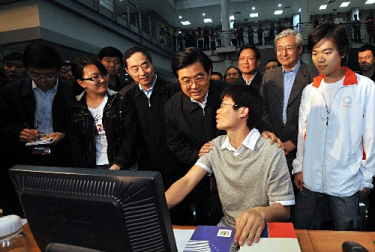 胡錦濤在北京大學(xué)考察 