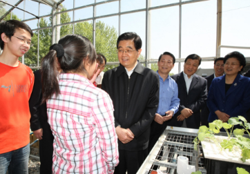 胡錦濤在北京大學(xué)考察 