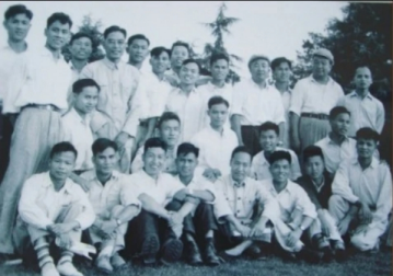 1958年就讀于中財?shù)脑侥狭魧W生與老師合影