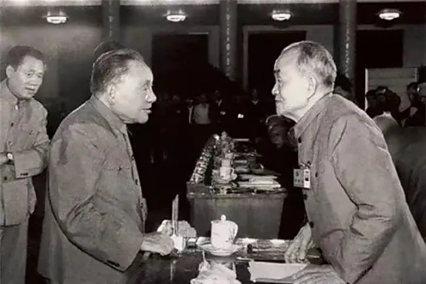 鄧小平與中國(guó)社會(huì)科學(xué)院院長(zhǎng)胡喬木 