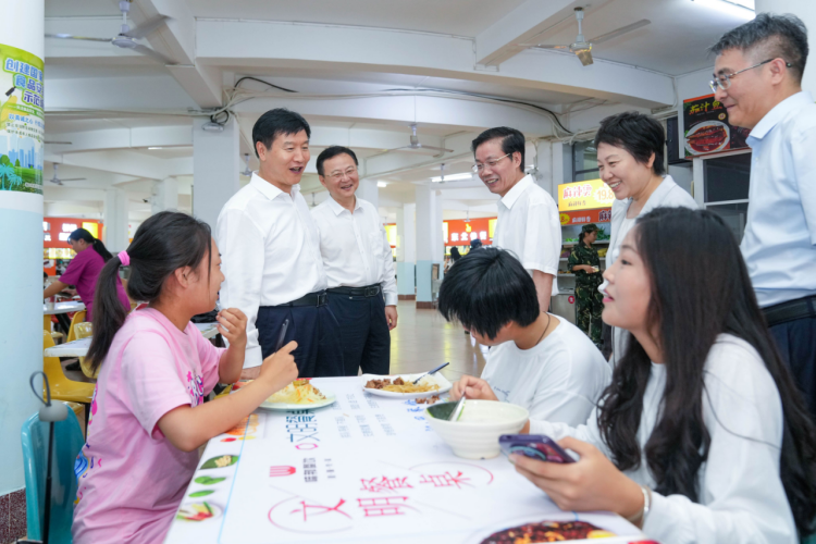 2023年9月，省長劉小明到我校調(diào)研指導(dǎo)工作