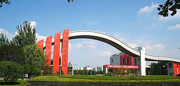 大學(xué)校志：校名、校標(biāo)、校訓(xùn)、?；?、校旗、校歌