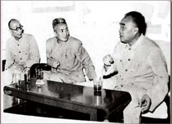 學(xué)校首任校長(zhǎng)霍維德（右二）向朱德委員長(zhǎng)匯報(bào)工作 