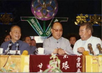 時(shí)任甘肅省省委副書(shū)記侯宗斌（中）來(lái)學(xué)校參加五周年校慶活動(dòng) 