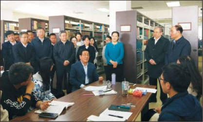 時(shí)任甘肅省省委書(shū)記林鐸（中）深入學(xué)校宣講十九大精神 