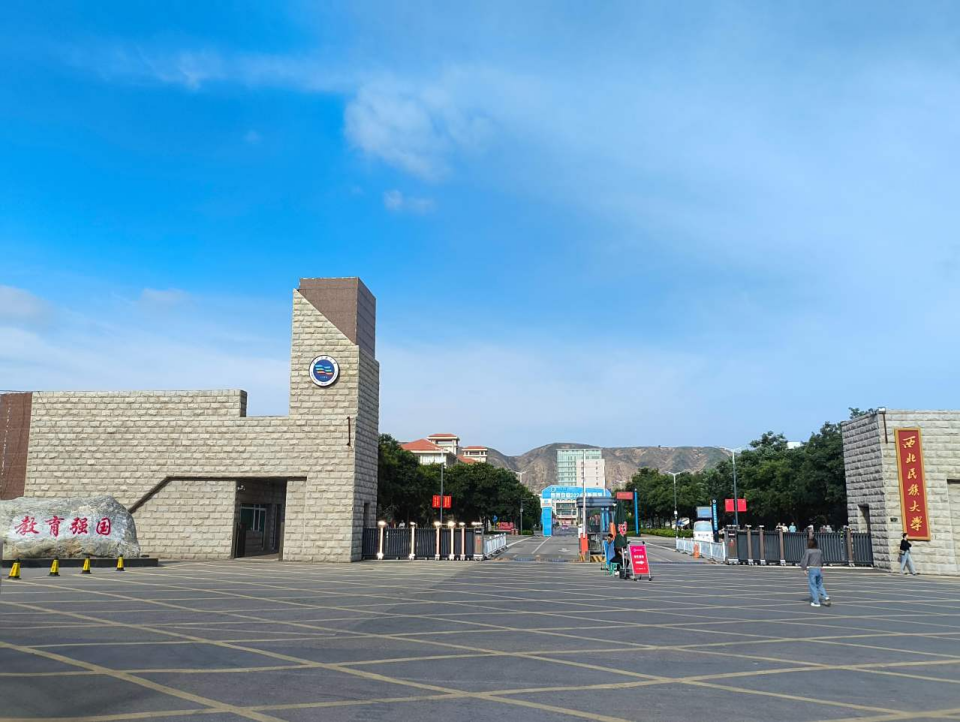 西北民族大學(xué)榆中校區(qū)東門 王貴新/攝