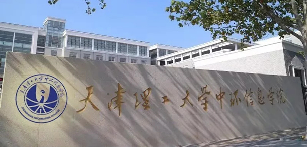 大學(xué)校志：校名、校標(biāo)、校訓(xùn)、?；?、校旗、校歌