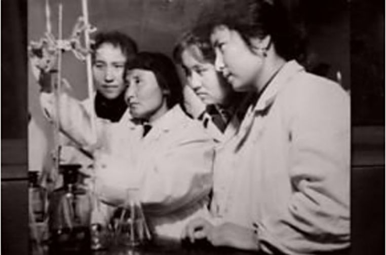 兵團醫(yī)學(xué)院時期學(xué)生在做化學(xué)實驗