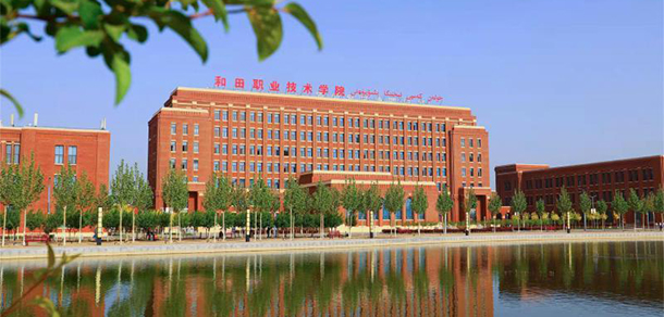 大學(xué)校志：校名、校標(biāo)、校訓(xùn)、?；?、校旗、校歌