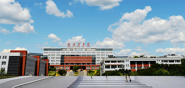 大學(xué)校志：校名、校標(biāo)、校訓(xùn)、?；?、校旗、校歌