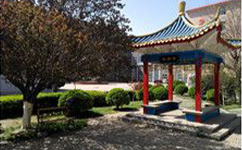 文化標(biāo)識(shí)：校名題寫 / ?；赵O(shè)計(jì)