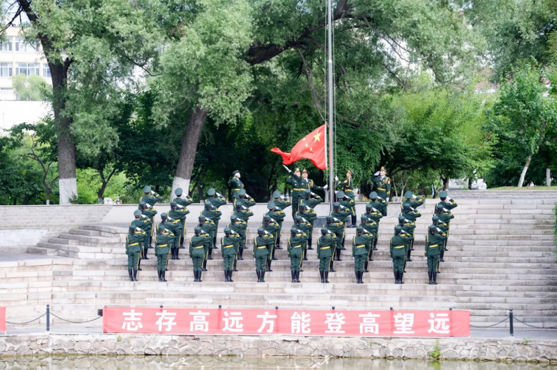 再見，小何