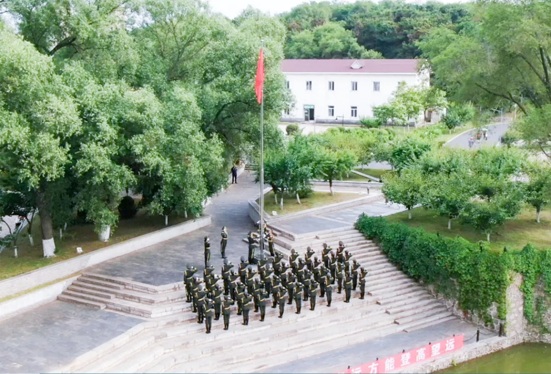 再見，小何