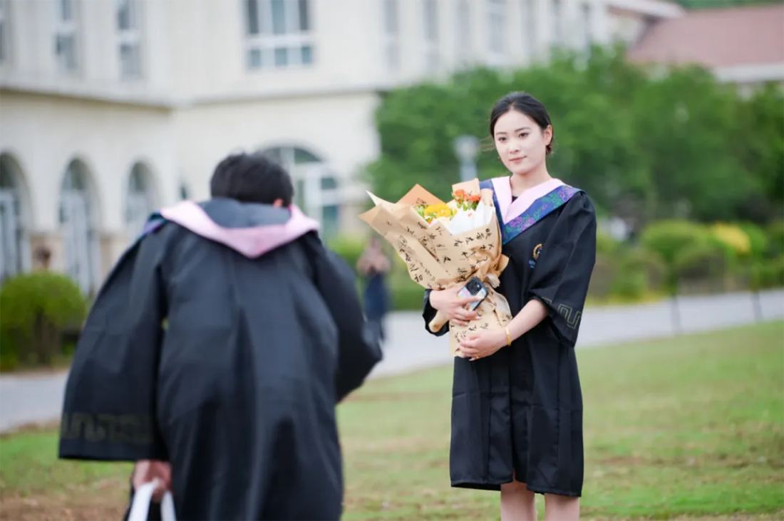 再見，小何