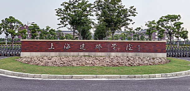 大學(xué)校志：校名、校標(biāo)、校訓(xùn)、校徽、校旗、校歌