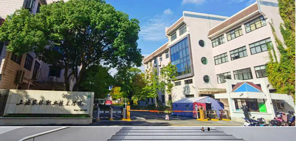 大學(xué)校志：校名、校標(biāo)、校訓(xùn)、?；?、校旗、校歌